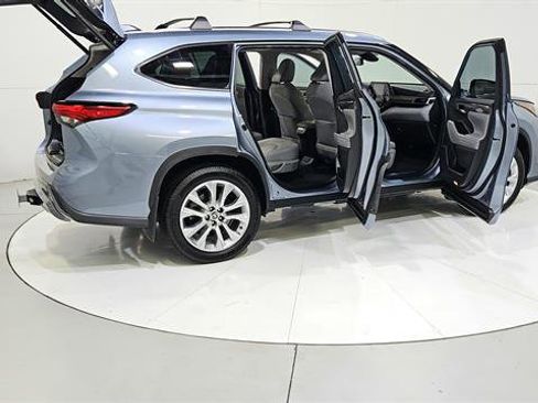 Used 2021 Toyota Highlander Limited FWD image 32