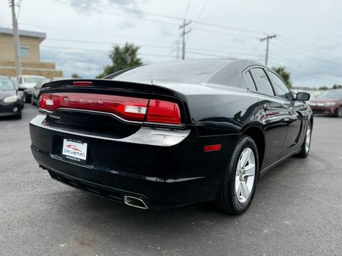 Used 2013 Dodge Charger SE RWD image 4