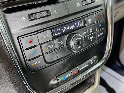 Used 2016 Chrysler Town & Country Touring FWD image 15