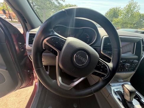 Used 2019 Jeep Grand Cherokee Laredo AWD/4WD image 12