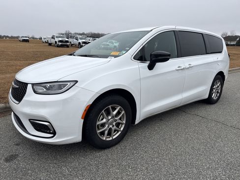 Used 2025 Chrysler Pacifica Select image 5