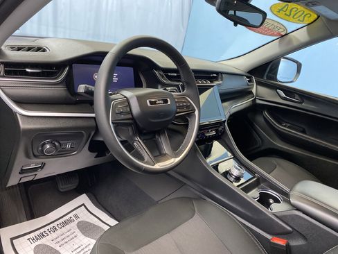 Certified 2024 Jeep Grand Cherokee Laredo X image 10