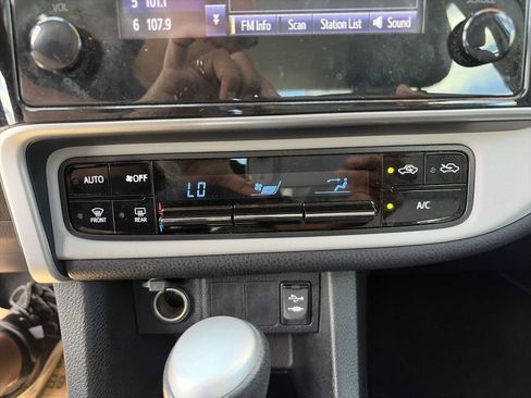 Used 2017 Toyota Corolla LE FWD image 17