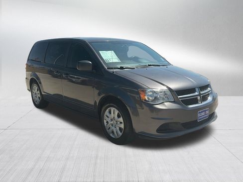 Used 2018 Dodge Grand Caravan SE w/ UConnect Hands-Free Group FWD image 4