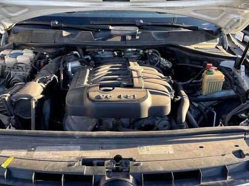 Used 2012 Volkswagen Touareg Sport image 10