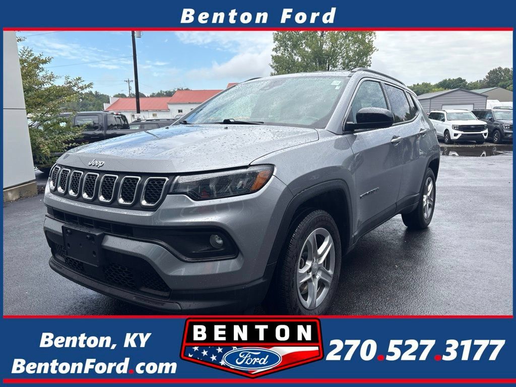 Used 2024 Jeep Compass Latitude AWD/4WD image 1