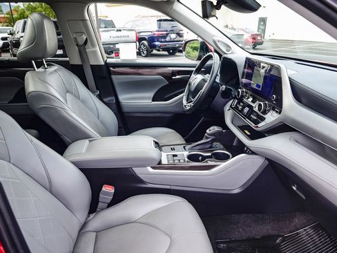 Used 2023 Toyota Highlander Platinum image 21