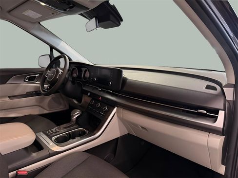 Used 2022 Kia Carnival LX image 28