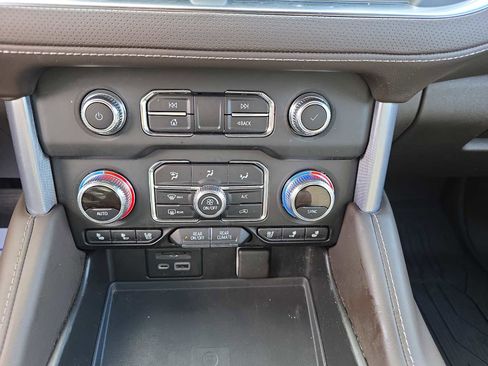 Used 2021 GMC Yukon XL SLT w/ SLT Premium Package image 19