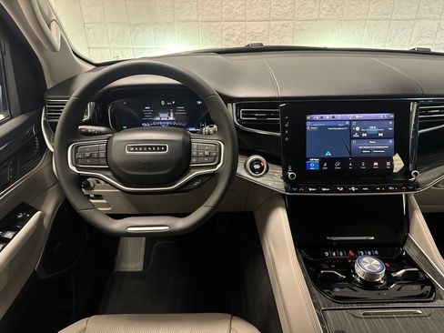 Used 2022 Jeep Wagoneer Series III AWD/4WD image 5