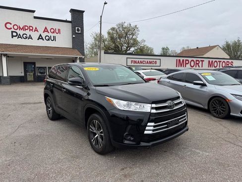 Used 2019 Toyota Highlander LE FWD image 3