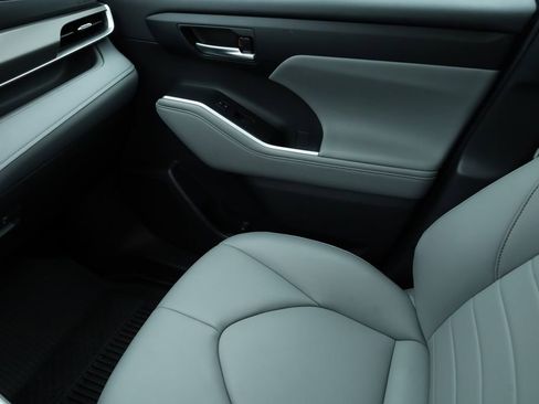 Used 2024 Toyota Highlander XLE image 8