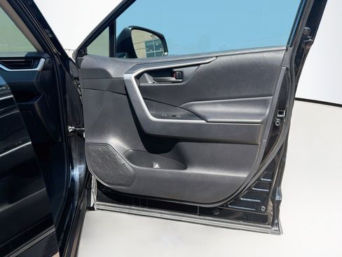 Used 2025 Toyota RAV4 LE AWD/4WD image 31