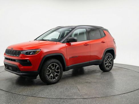 Used 2025 Jeep Compass Trailhawk AWD/4WD image 3