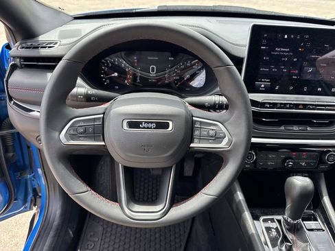 Used 2025 Jeep Compass Trailhawk AWD/4WD image 38