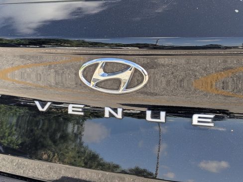 Used 2024 Hyundai Venue SEL FWD image 13