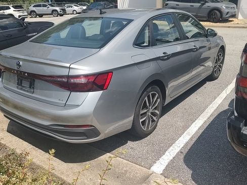 Used 2025 Volkswagen Jetta SE FWD image 3