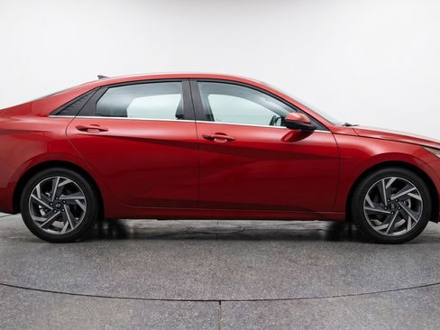 Used 2025 Hyundai Elantra SEL FWD image 11