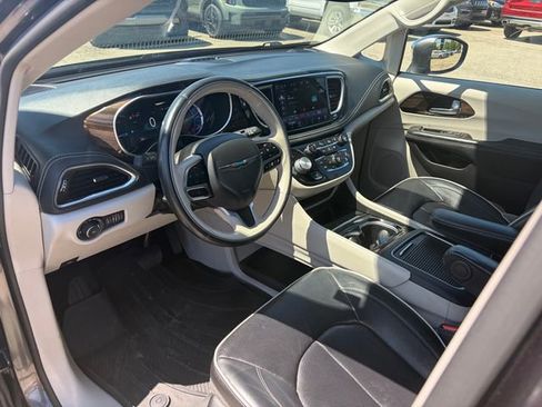 Used 2021 Chrysler Pacifica Limited w/ Premium & Safety Sphere Group FWD image 2