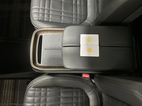 Used 2025 Rivian R1S Premium image 31