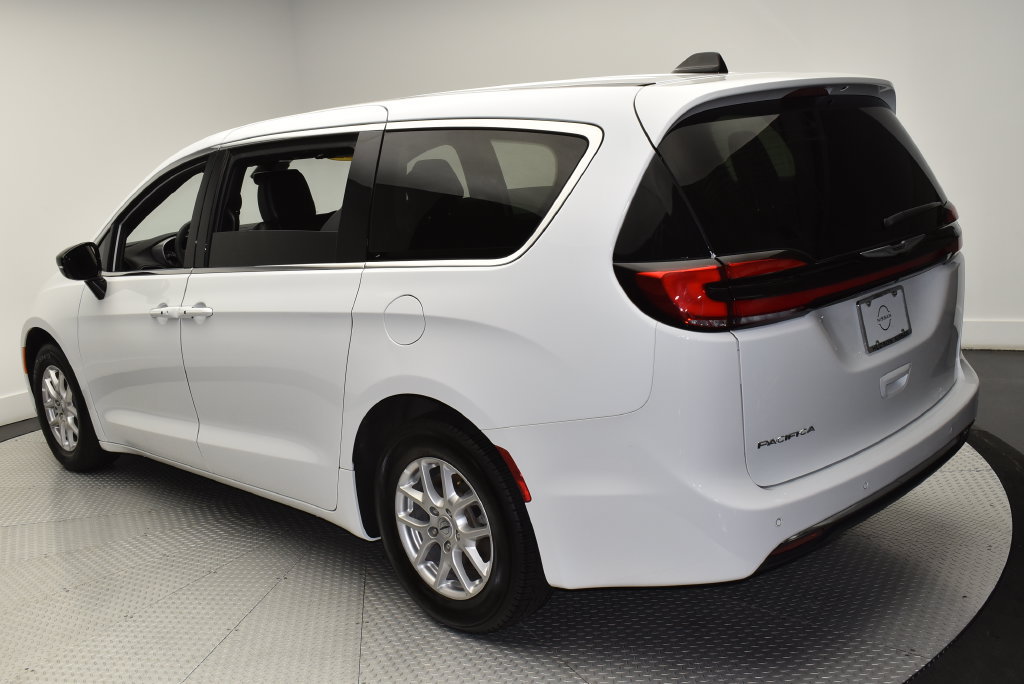 Used 2025 Chrysler Pacifica Select FWD image 7