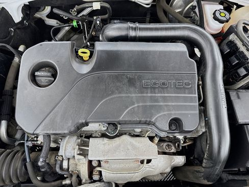 Used 2021 Chevrolet Malibu LT image 38