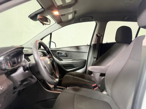Used 2020 Chevrolet Trax LS w/ Tint and Cruise Package FWD image 17
