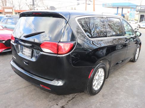 Used 2023 Chrysler Voyager LX image 5