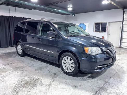 Used 2014 Chrysler Town & Country Touring image 2
