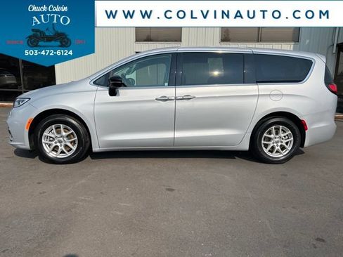 Used 2024 Chrysler Pacifica Touring-L FWD image 11