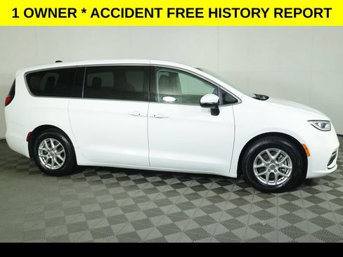 Used 2023 Chrysler Pacifica Touring-L FWD image 2