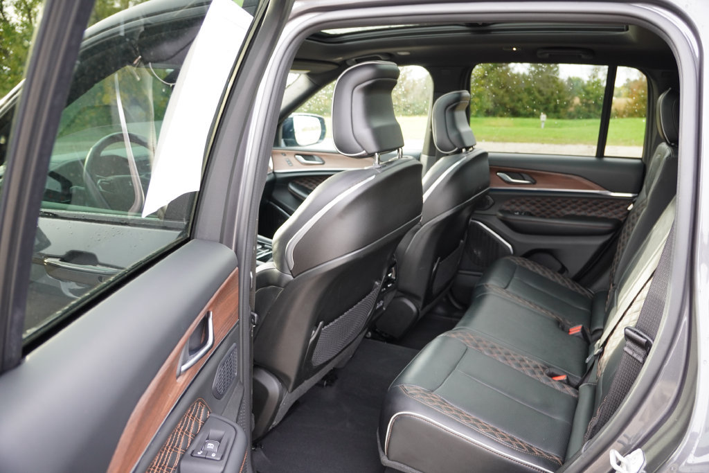 Certified 2025 Jeep Grand Cherokee Summit w/ Obsidian Package AWD/4WD image 17