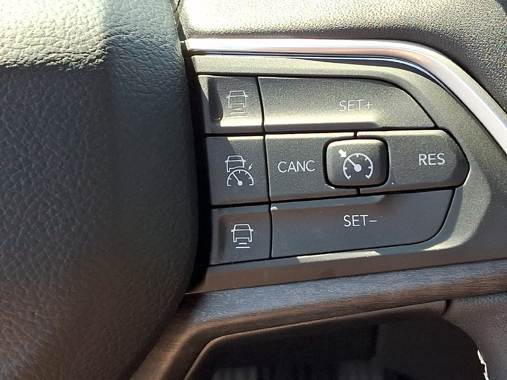 Used 2024 Jeep Grand Cherokee Limited w/ Black Appearance Package AWD/4WD image 22
