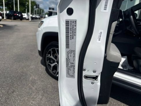 Used 2025 Jeep Compass Limited AWD/4WD image 41