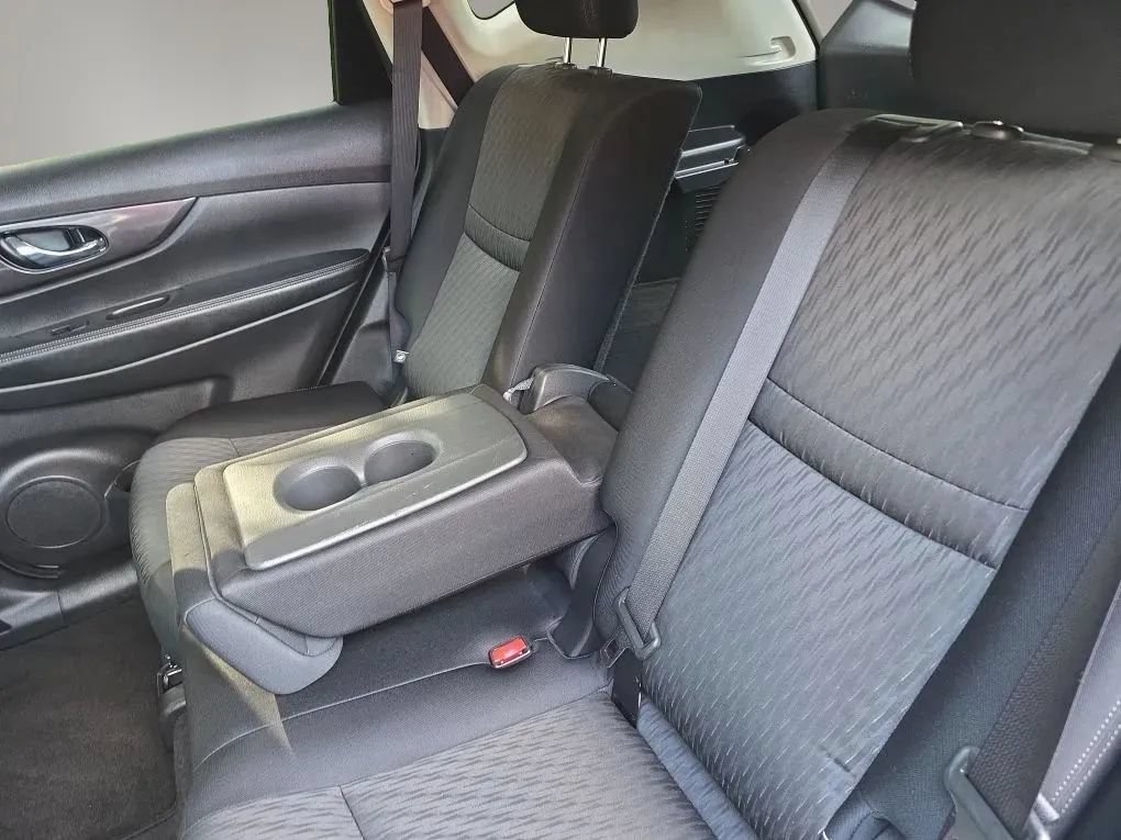 Used 2020 Nissan Rogue SV FWD image 38