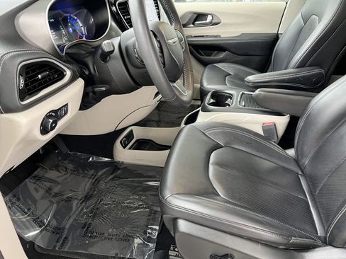 Used 2023 Chrysler Pacifica Touring-L FWD image 14