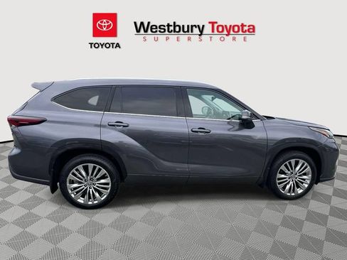 Certified 2024 Toyota Highlander Platinum AWD/4WD image 7