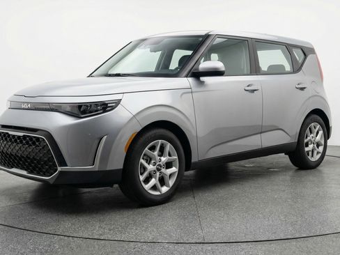 Used 2025 Kia Soul LX w/ LX Technology Package FWD image 3