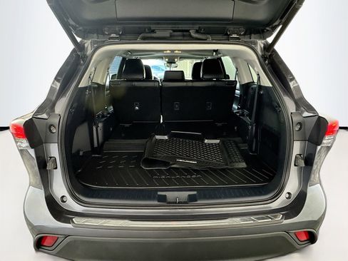 Used 2022 Toyota Highlander XLE AWD/4WD image 24