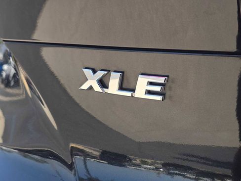 Used 2024 Toyota Venza XLE AWD/4WD image 13