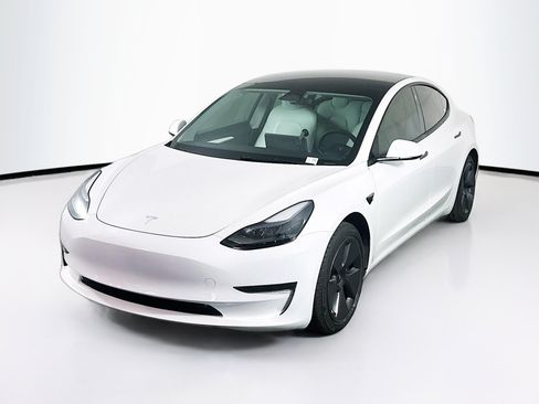 Used 2023 Tesla Model 3 Standard Range RWD image 3