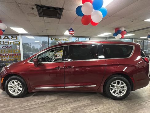 Used 2020 Chrysler Pacifica Touring-L FWD image 8