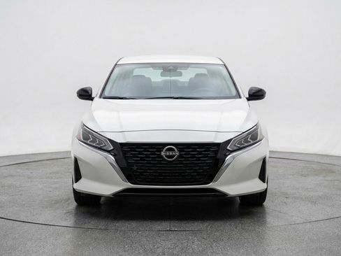 Used 2025 Nissan Altima 2.5 SV FWD image 2