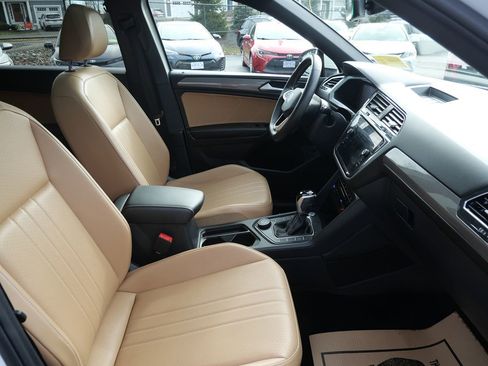 Used 2022 Volkswagen Tiguan SE w/ Panoramic Sunroof Package image 17