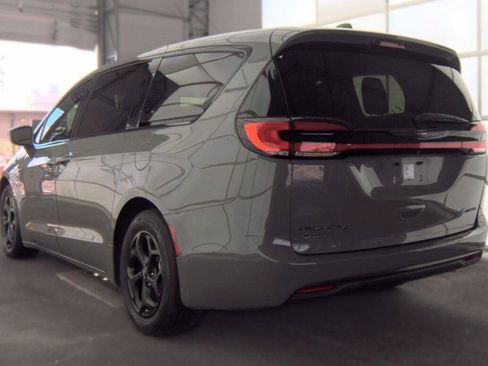 Used 2022 Chrysler Pacifica Touring-L w/ S Appearance Package FWD image 15