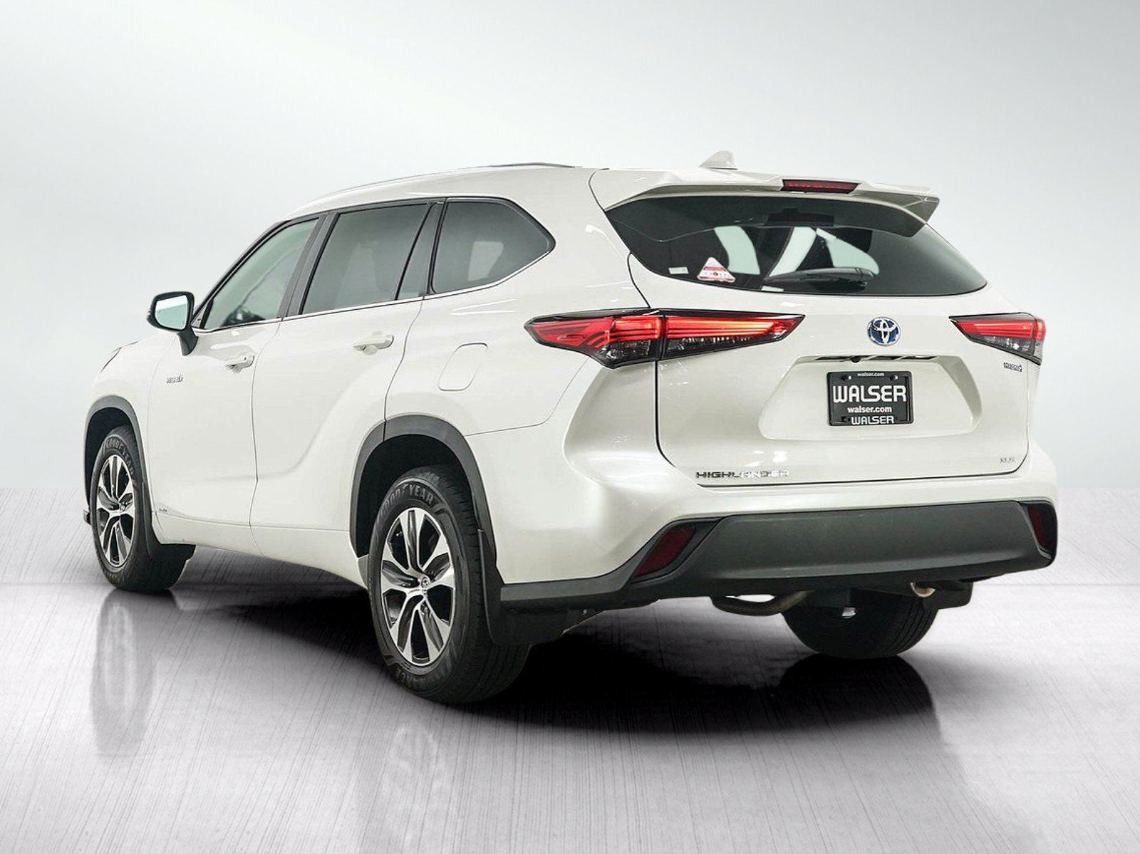 Used 2021 Toyota Highlander XLE AWD/4WD image 3