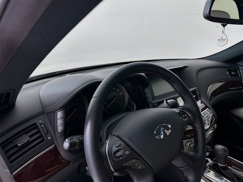 Used 2018 INFINITI Q70 Luxe w/ Sport Package image 10