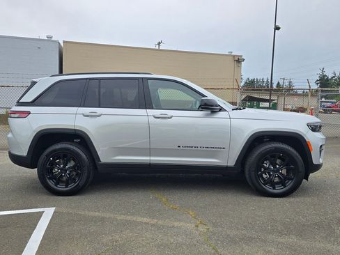 Used 2025 Jeep Grand Cherokee Altitude AWD/4WD image 8