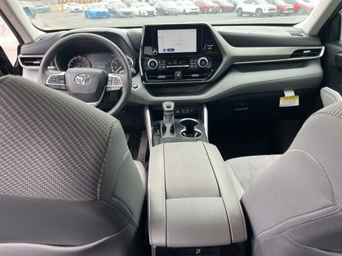 Used 2024 Toyota Highlander LE FWD image 17