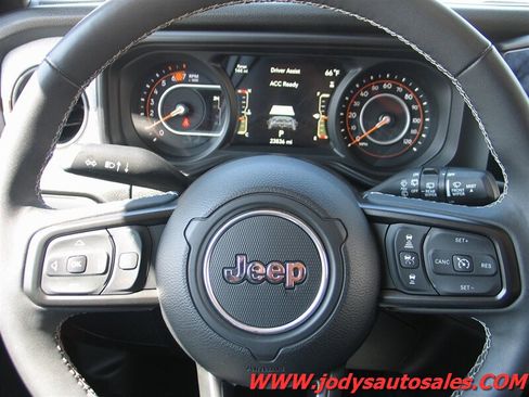 Used 2025 Jeep Wrangler Unlimited Sport AWD/4WD image 13